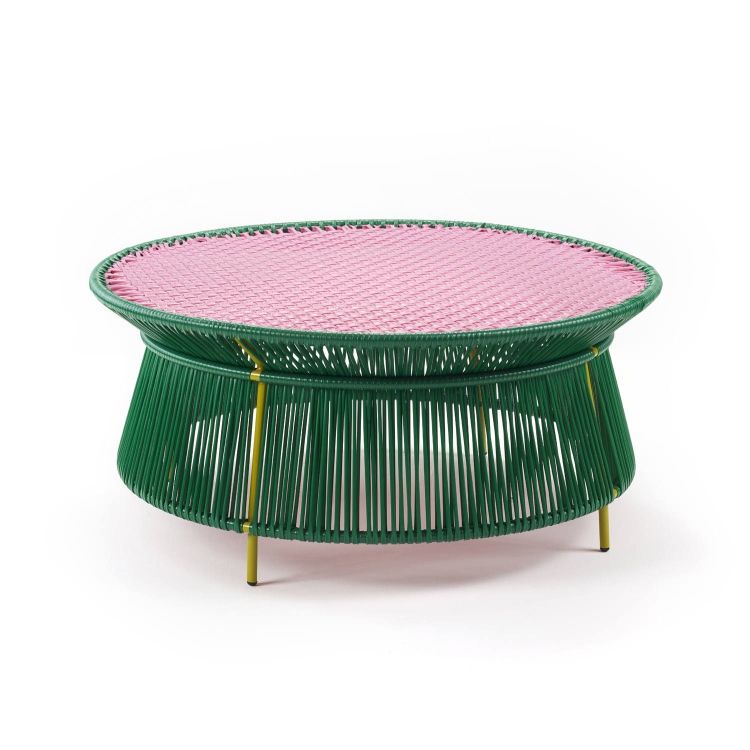 Caribe Beistelltisch: Niedriger Outdoor-Tisch in Smaragdgrün mit rosa Tischplatte und gelben Akzenten.