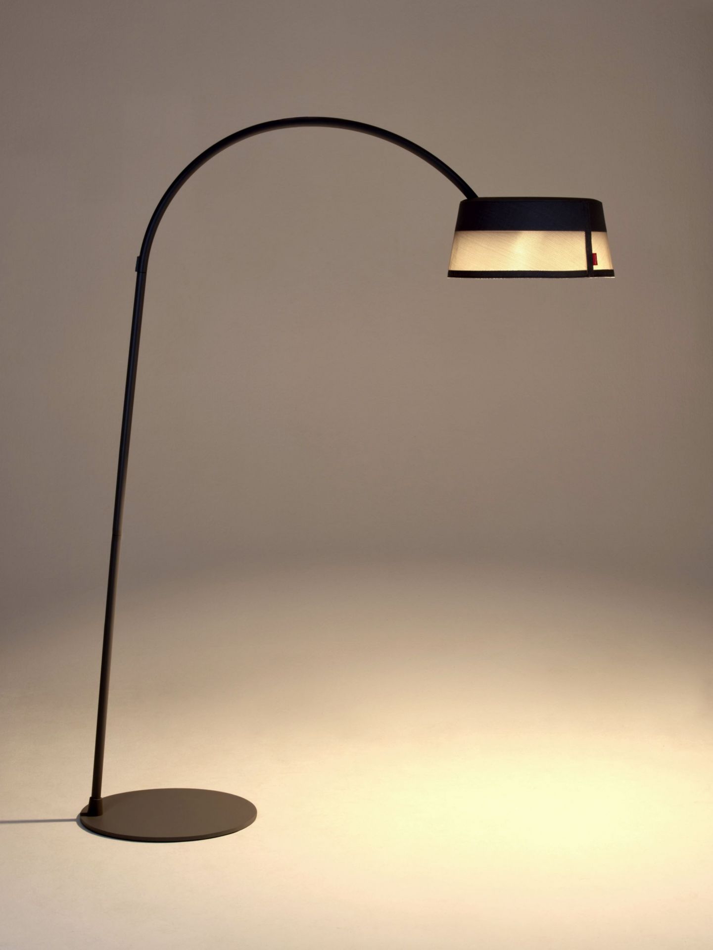 ISA-BELLE Solar Stehleuchte von Moree, moderne Bogenlampe mit Lampenschirm und warmem Licht.