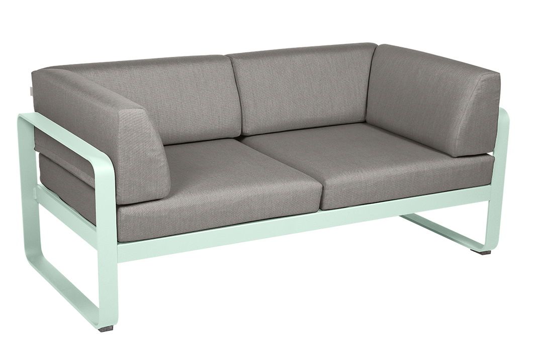 Bellevie Sofa von Fermob: Graues 2-Sitzer Outdoor Sofa mit mintfarbenem Gestell für Garten und Terrasse.