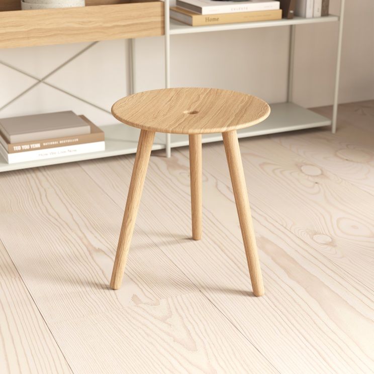 DI Volo Hocker von Novoform: Runder, heller Holz Hocker mit drei Beinen.