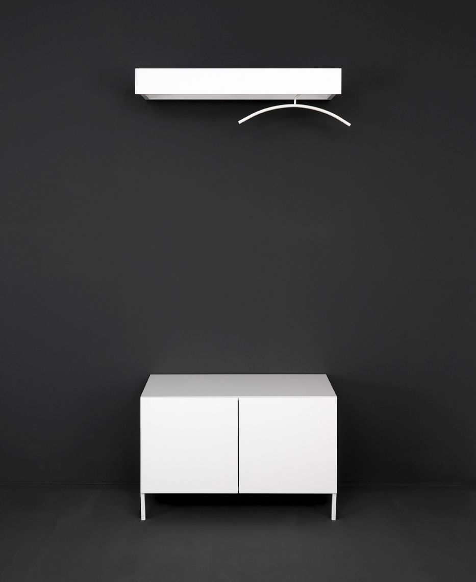 Schönbuch Urban Lowboard mit zwei Türen in Weiß vor dunkler Wand, minimalistisches Design.