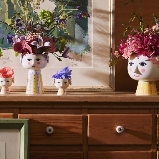Eva Teelichthalter 2er Set von Bjorn Wiinblad mit Blumen auf einer Holzkommode. Keramik Teelicht.