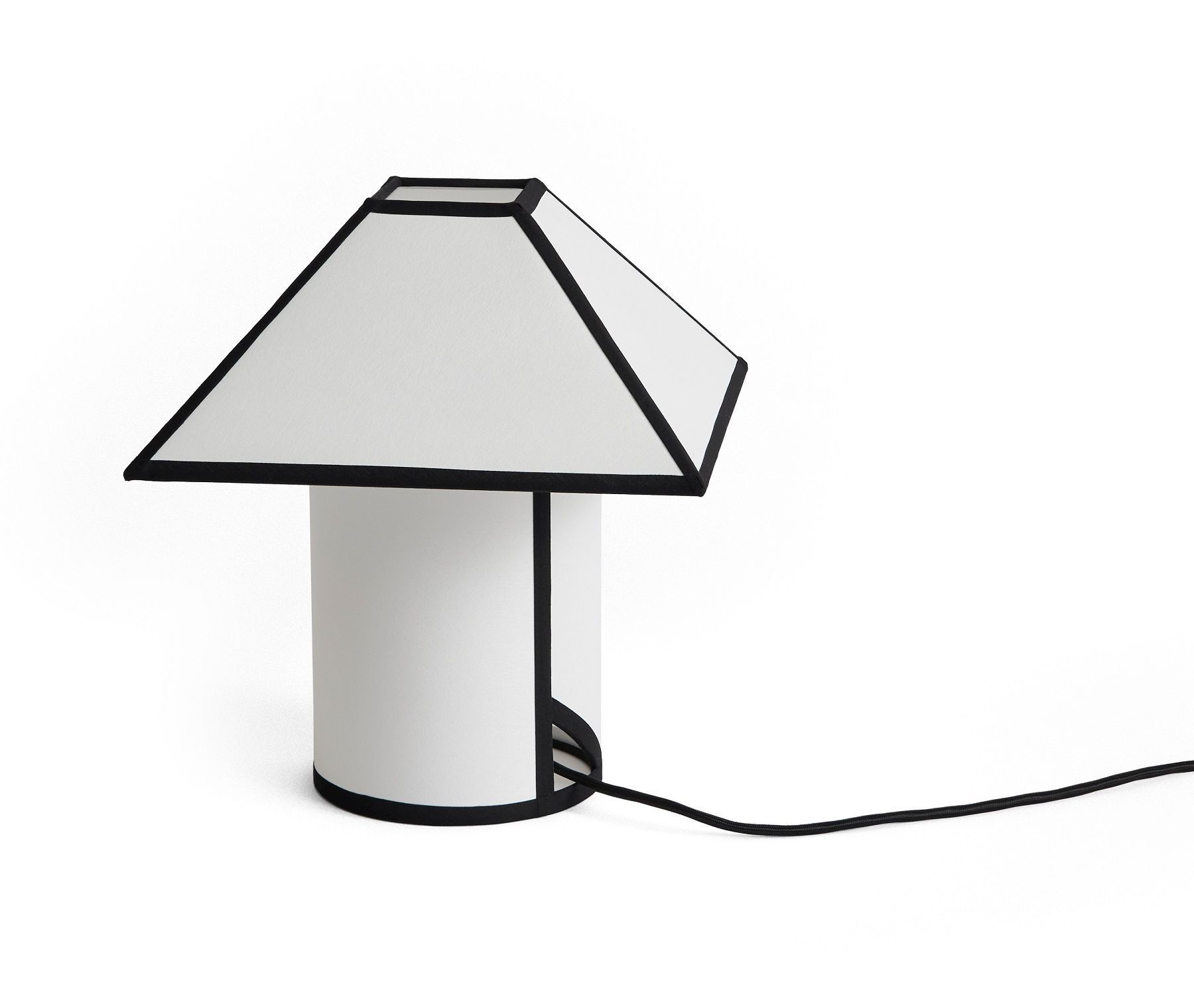 Ava Pyramid Table Lamp Tischleuchte von Hay, weiße Nachttischlampe mit schwarzem Rand und geometrischem Design.