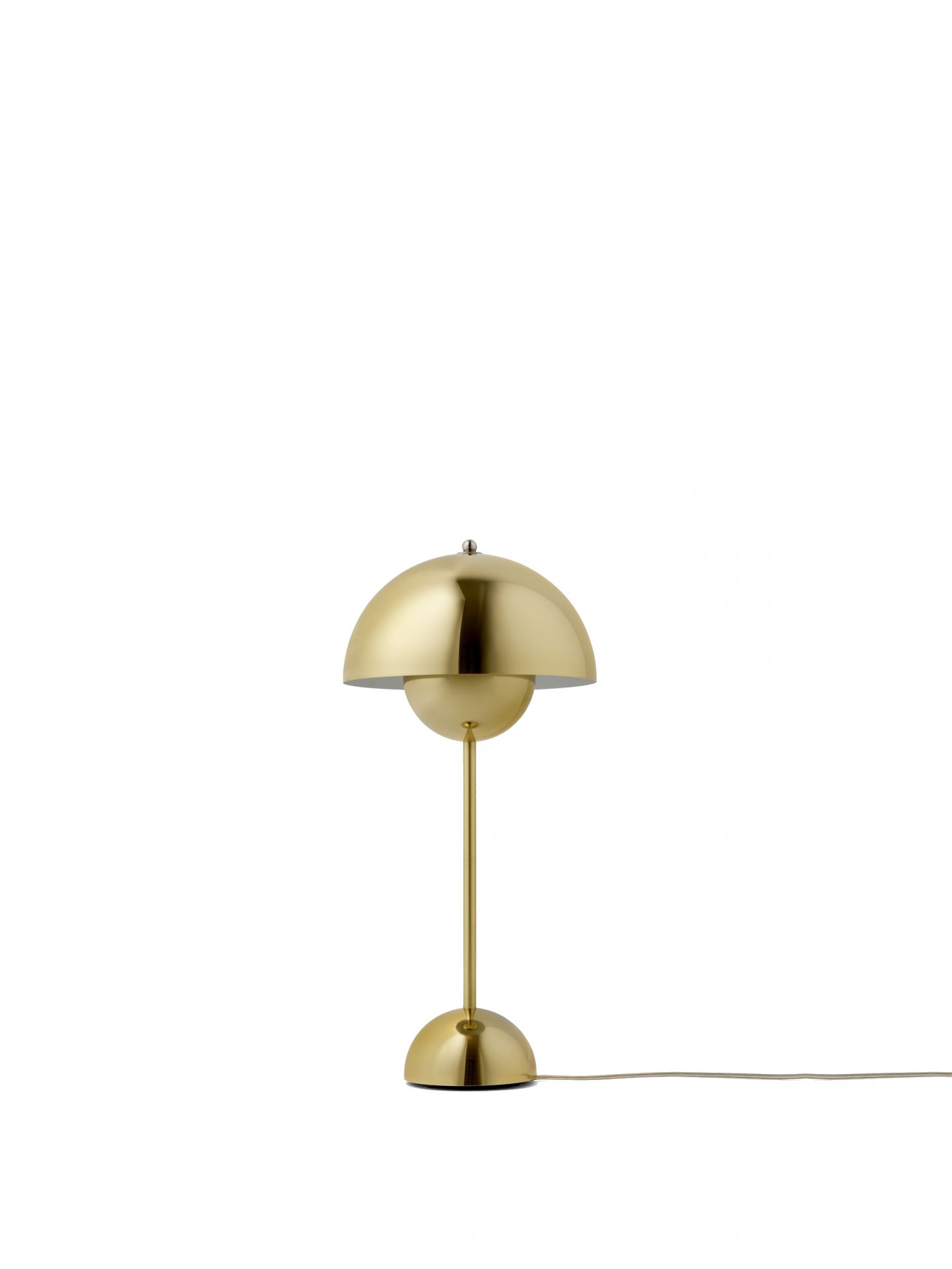 Nahaufnahme der goldenen Flowerpot VP3 Tischleuchte von AndTradition, ein modernes Designobjekt für stilvolle Innenräume.