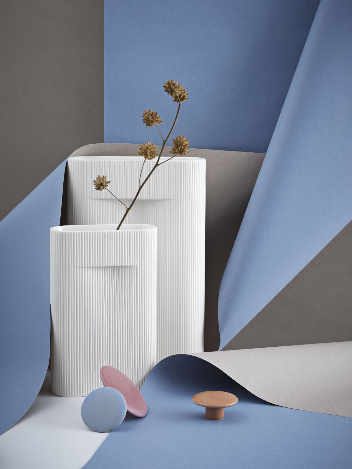 Beige Ridge Vase von Muuto, hohe Design-Vase mit geriffelter Oberfläche und dekorativem Zweig.