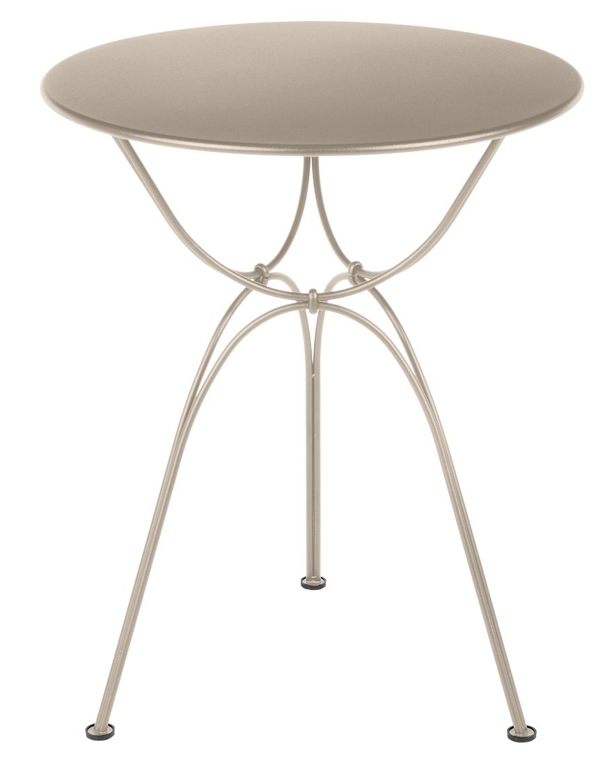 Airloop Tisch Ø 60 cm von Fermob, runder Outdoor-Tisch aus Metall in Sandfarben, filigranes Design.