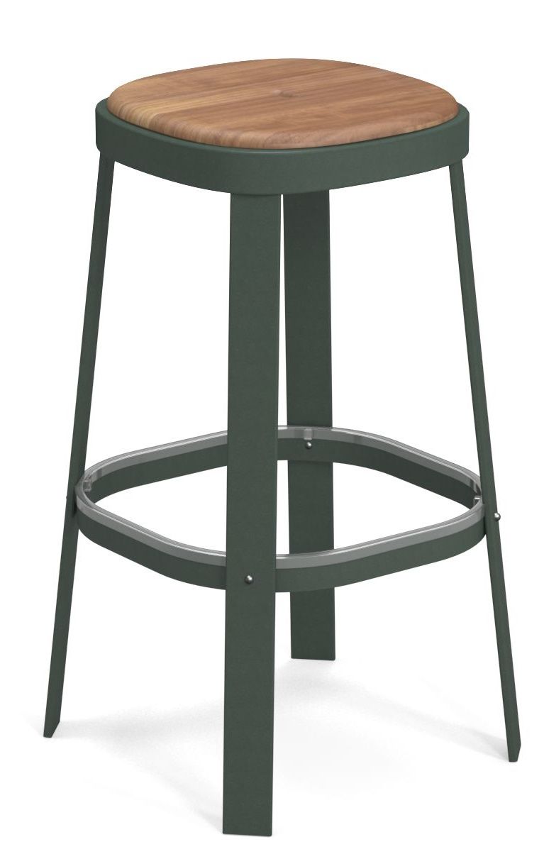 Thor Barstool Barhocker Outdoor Emu mit Holz-Sitzfläche und dunkelgrünem Metallgestell, ideal für den Garten.