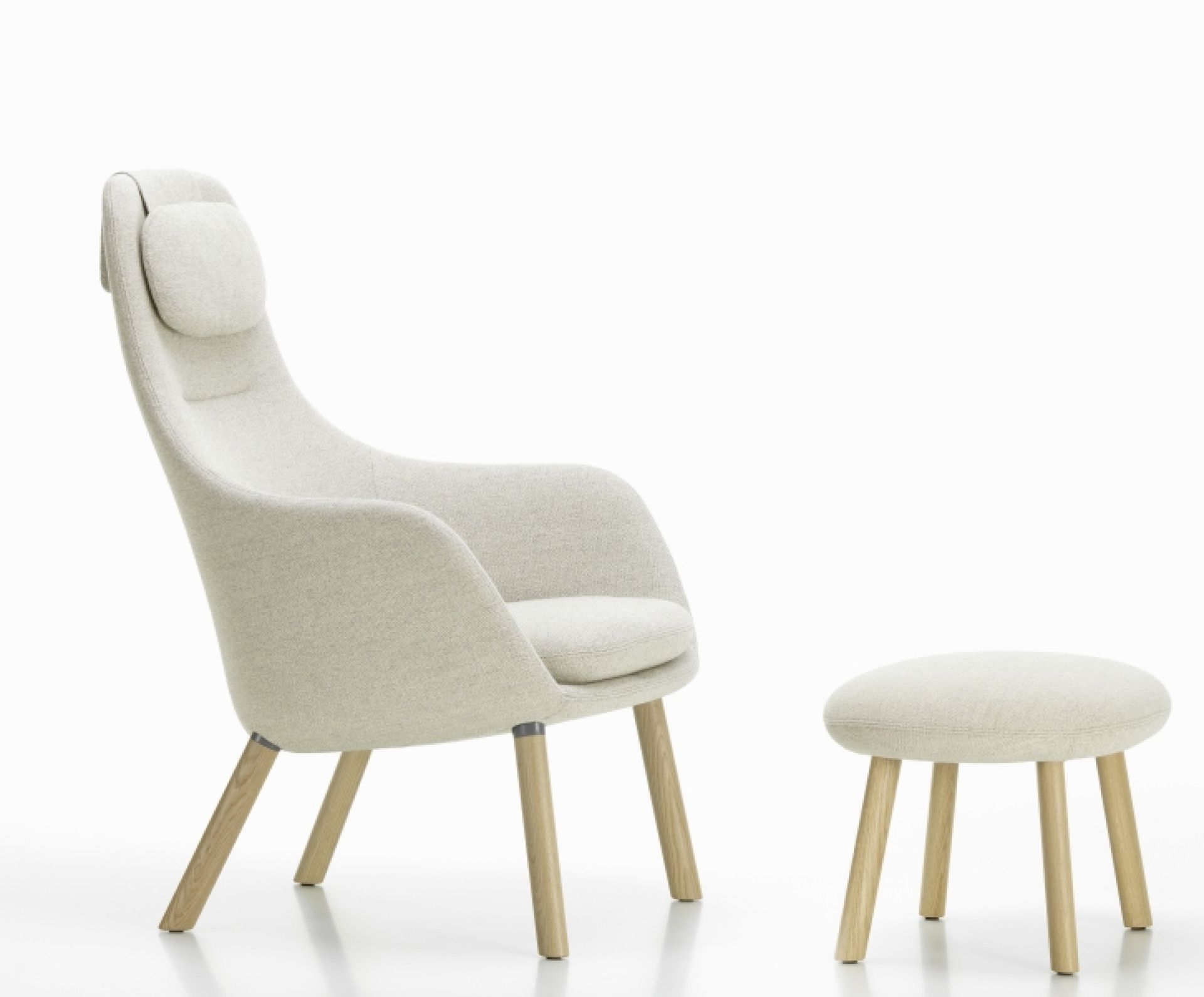 Vitra Hal Lounge Chair Sessel mit Ottoman in hellem Stoffbezug und Holzfüßen.
