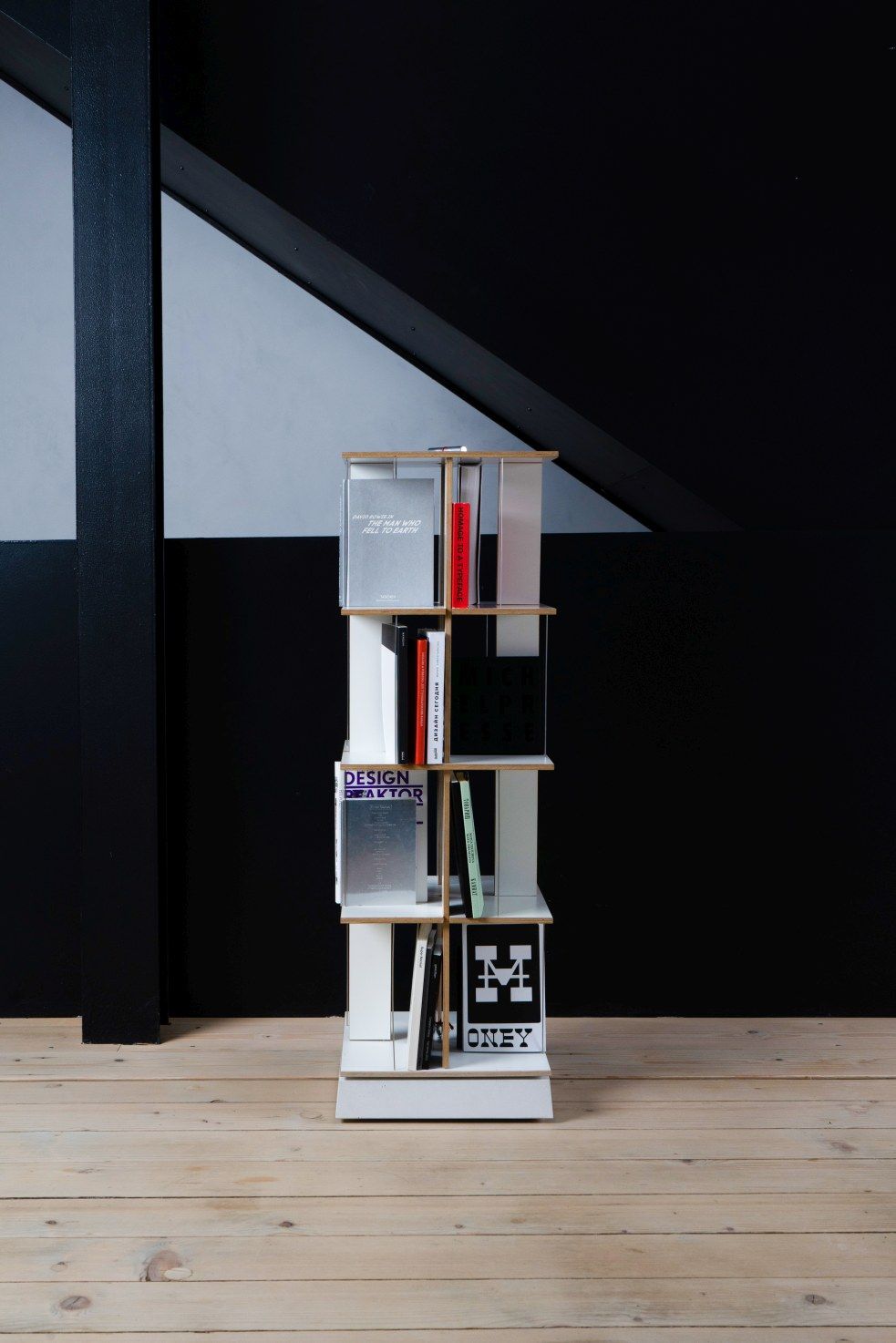 Boekentoren met letters, dvd-rek van Nils Holger Moormann
