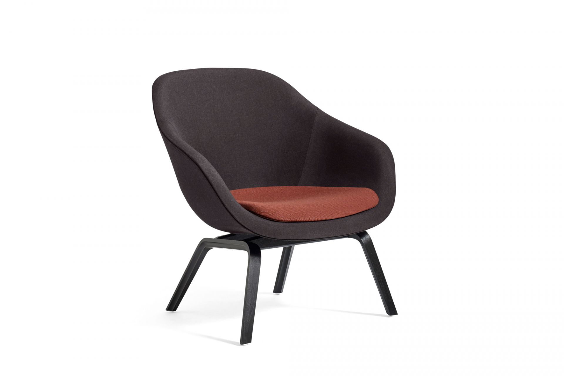 About a Lounge Sessel AAL 83 von Hay mit dunkelgrauem Bezug und orangefarbenem Kissen.