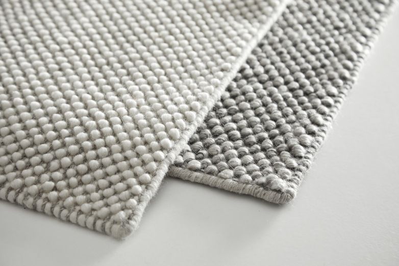 Detailaufnahme des Tact Rug Teppichs in Off White und Grau, Textur und Material sichtbar.