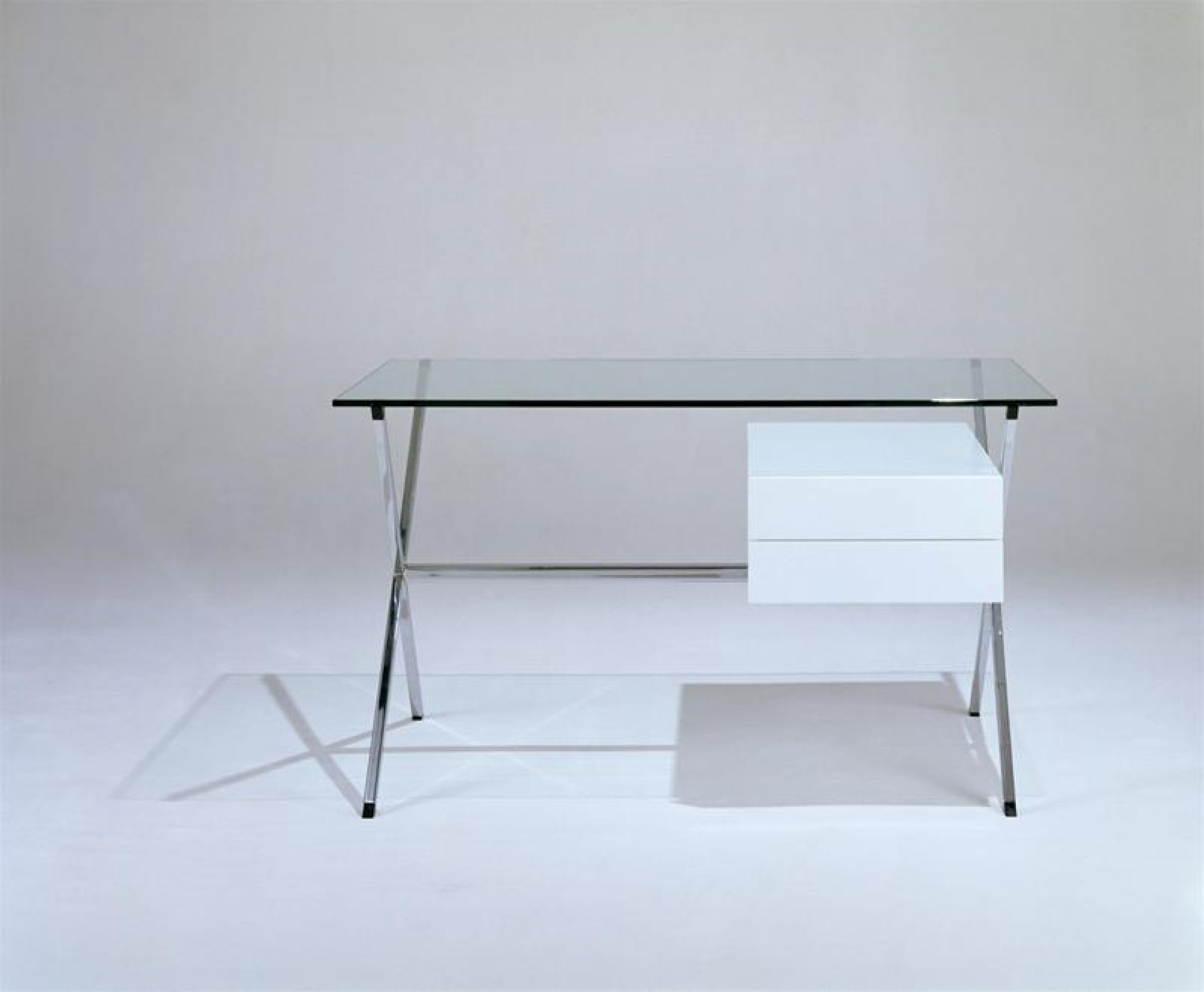Franco Albini Schreibtisch mit Glasplatte und weißen Schubladen, modernes Design für Büro und Arbeitszimmer.