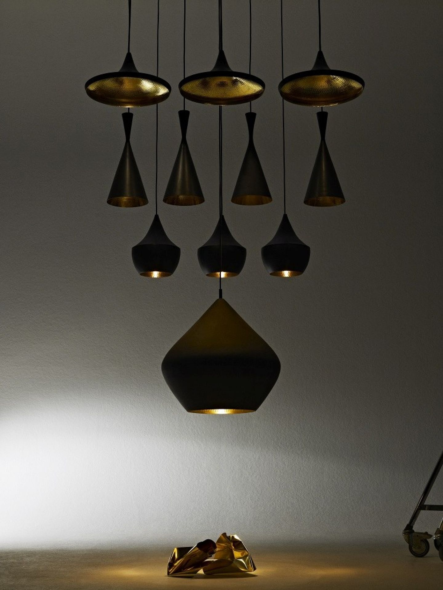 Nahaufnahme der Tom Dixon Beat Stout Pendelleuchte, schwarzes Äußeres, goldfarbenes Interieur.