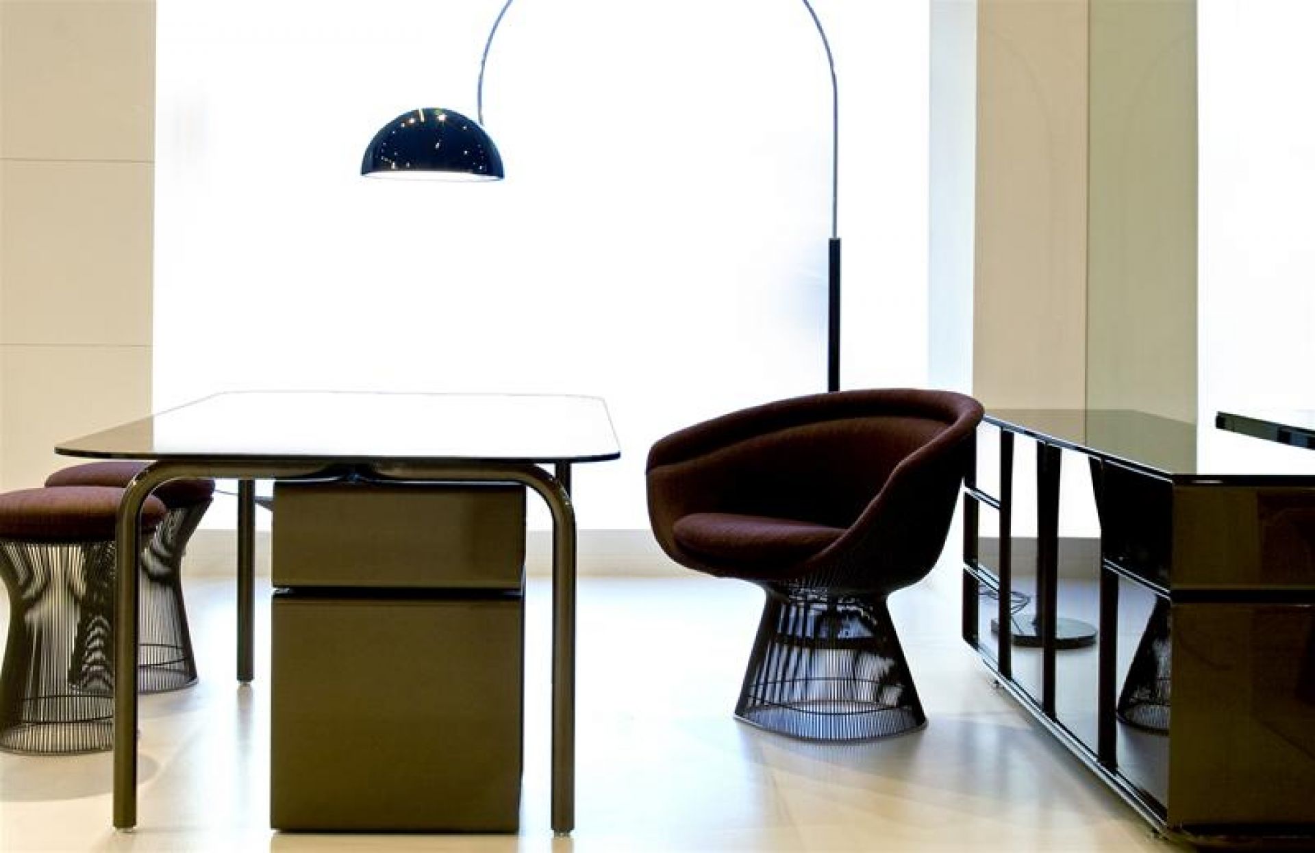 Brauner Platner Sessel von Knoll International mit Drahtgestell in modernem Büroambiente.