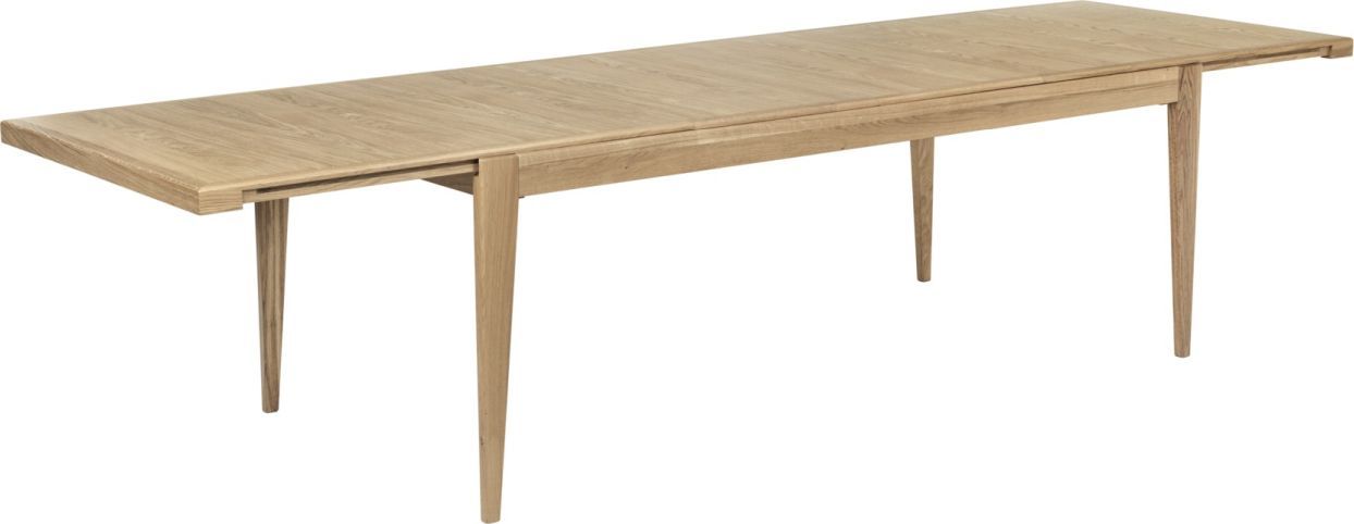 Ausgezogener S-Table Esstisch von Gubi aus hellem Eichenholz mit vier konischen Beinen.