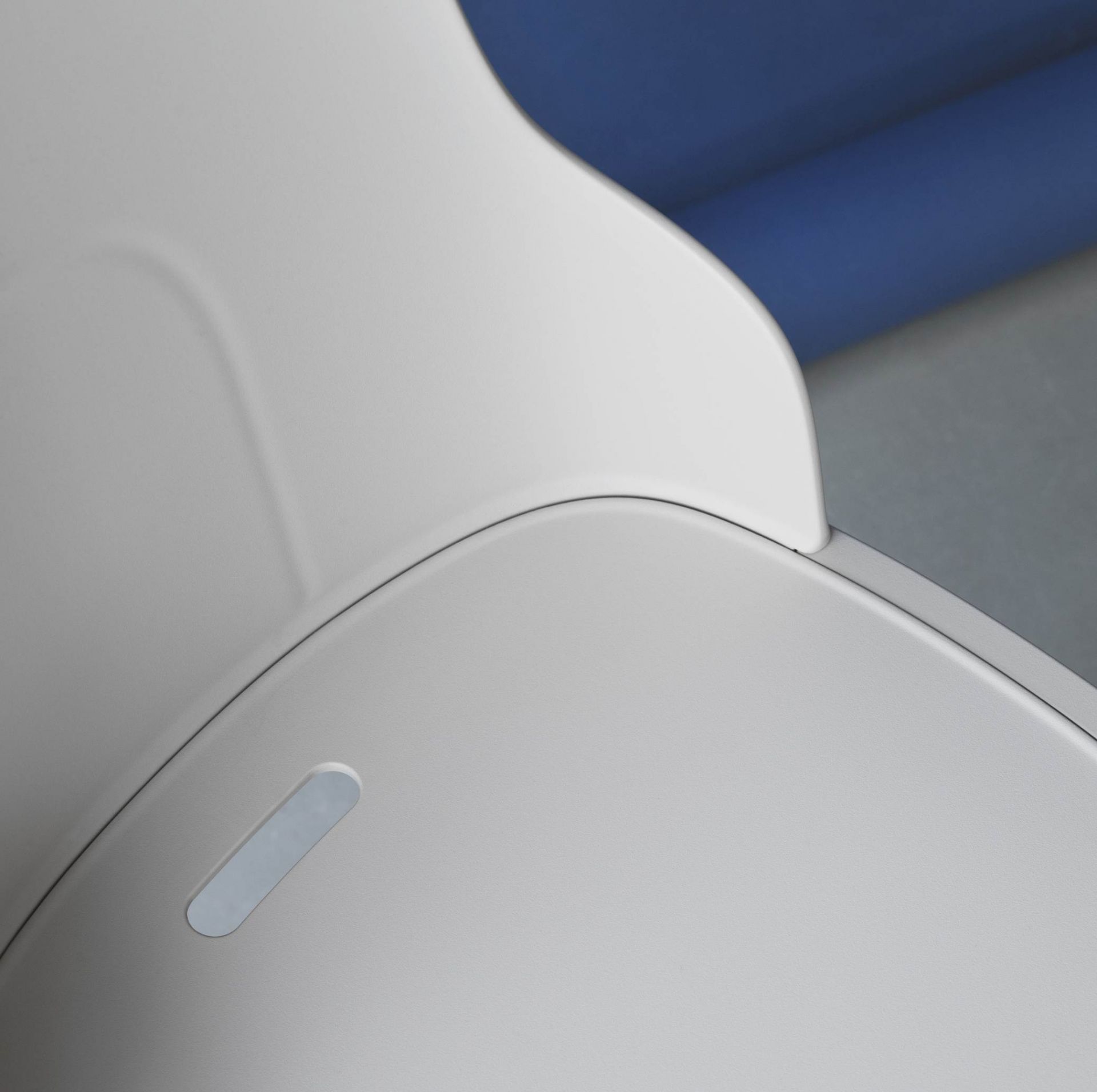 Detailaufnahme des weißen Allez Chair PP Stuhls von Normann Copenhagen, modernes Design für Esszimmer und Büro.