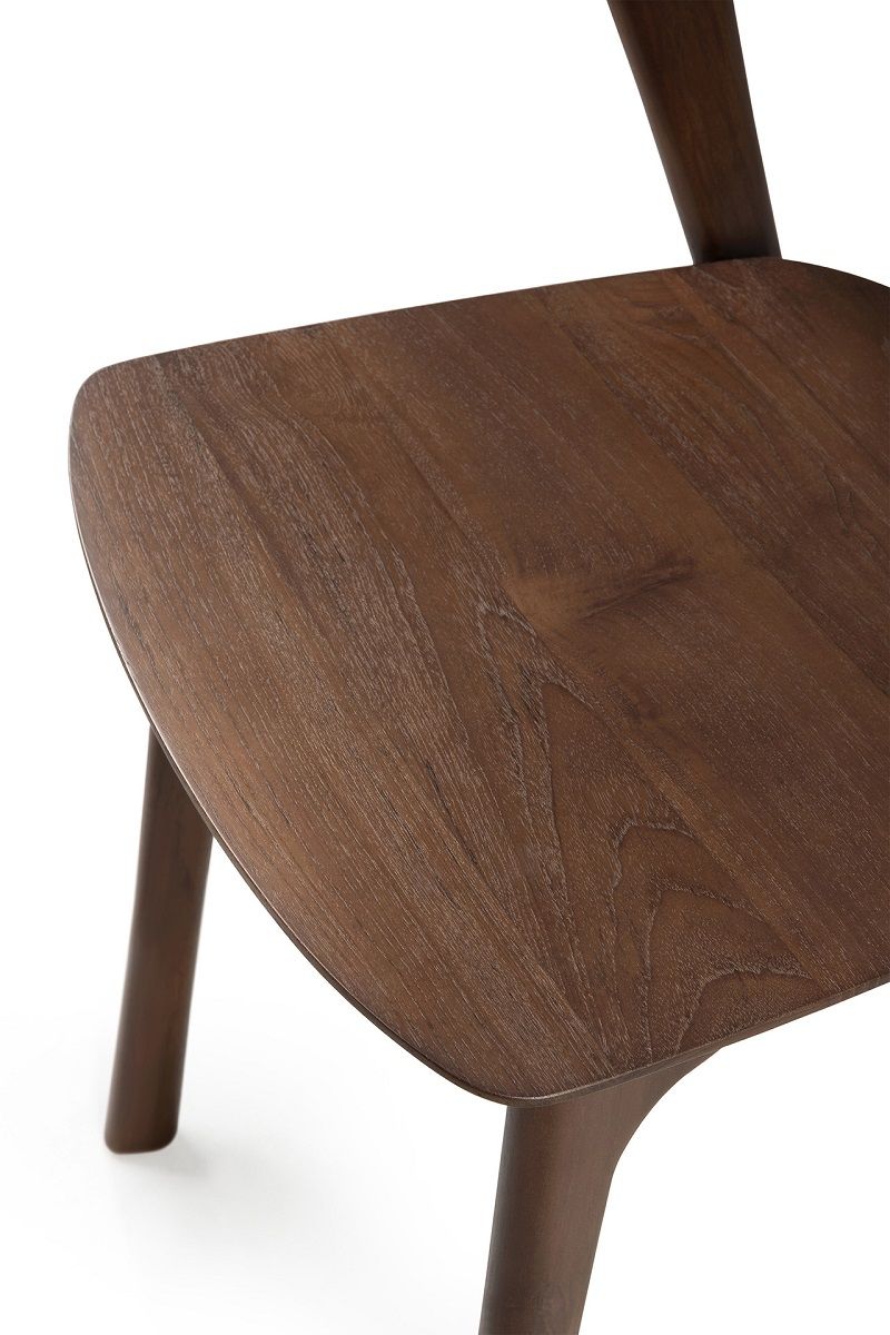 Detailaufnahme des Bok Stuhls von Ethnicraft, Teakholz dunkelbraun lackiert, Sitzfläche und Stuhlbein.