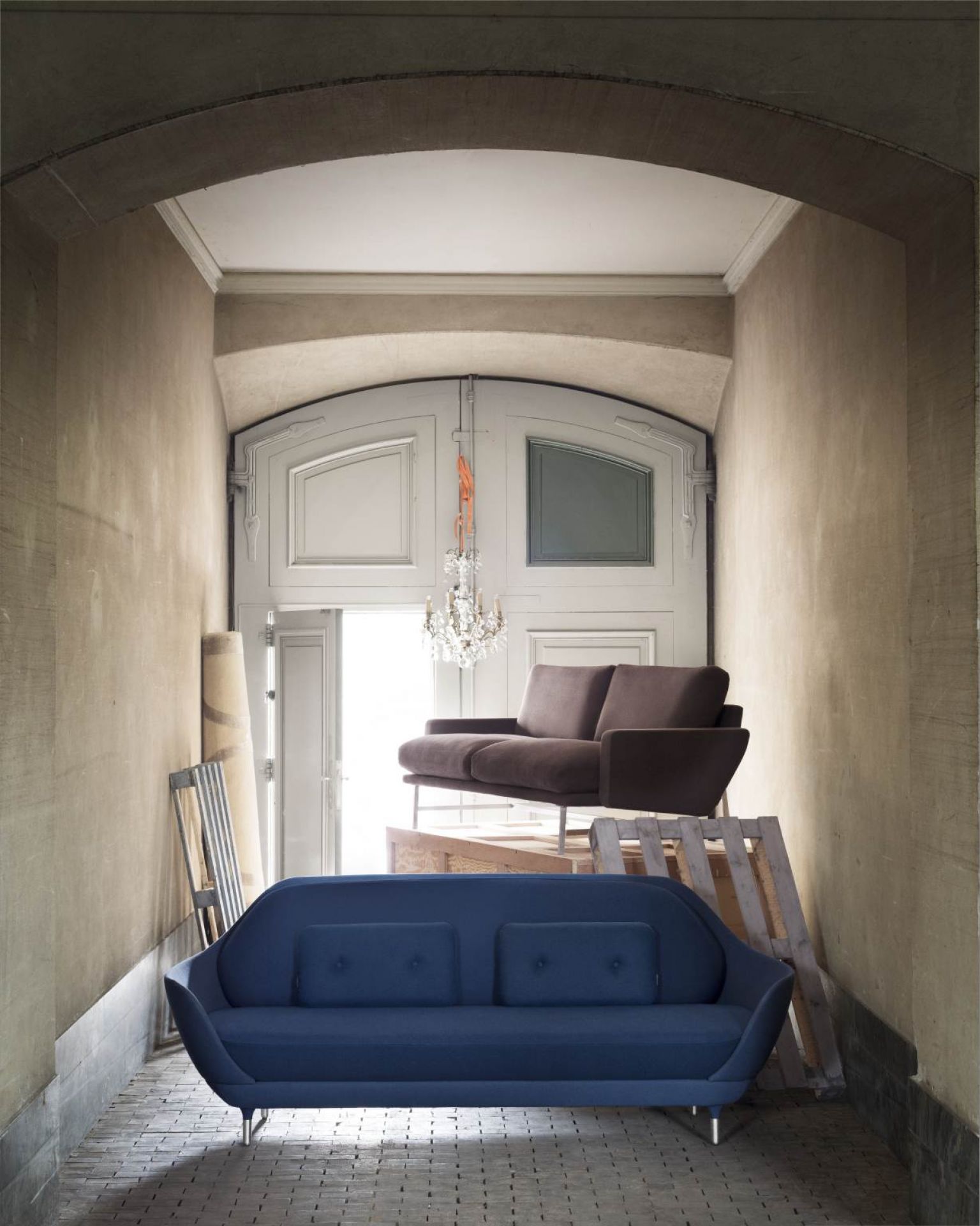Blaues Favn Sofa von Fritz Hansen und braunes Sofa in einem Flur mit Stuckdecke.