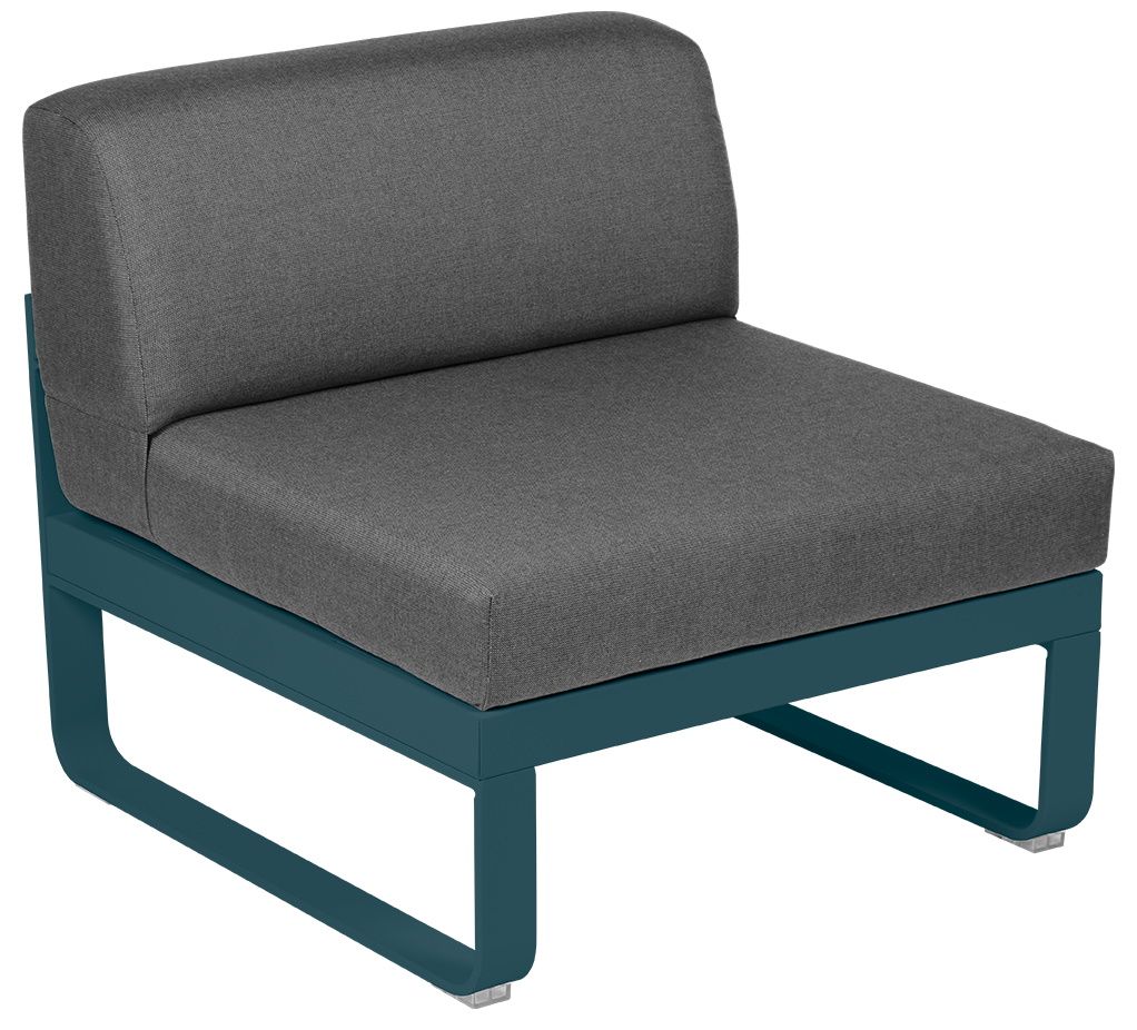 Bellevie Fermob Modulsofa Mitte, 1-Sitzer für den Außenbereich mit grauem Kissen und blauem Rahmen.
