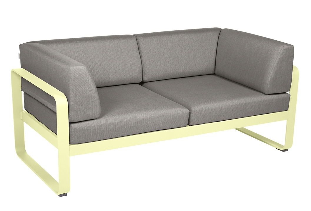 Bellevie 2-Sitzer Outdoor Sofa von Fermob mit hellgelbem Gestell und grauen Polstern für Garten und Terrasse.