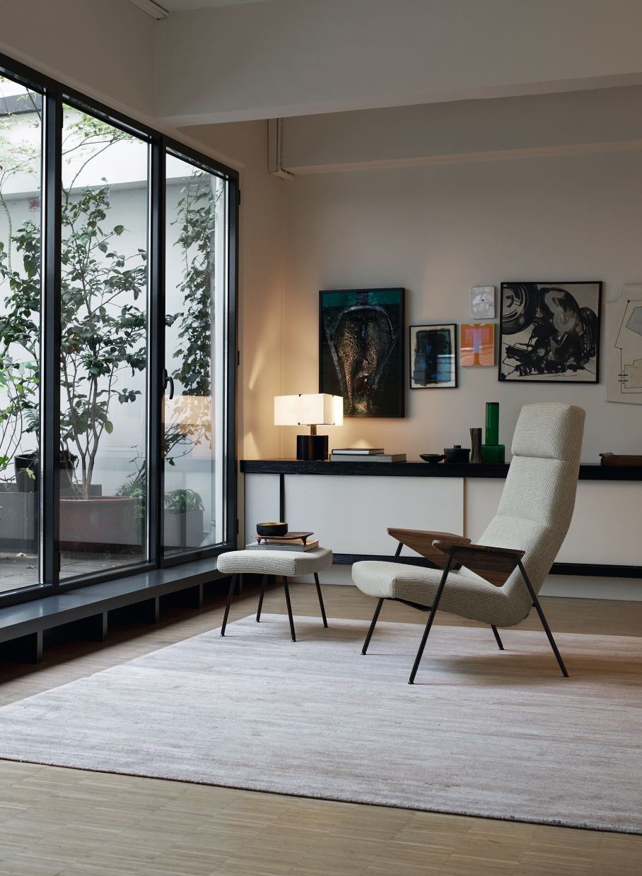 Eleganter Walter Knoll Sessel 367 / 368 Votteler Chair mit Hocker in modernem Wohnzimmer.