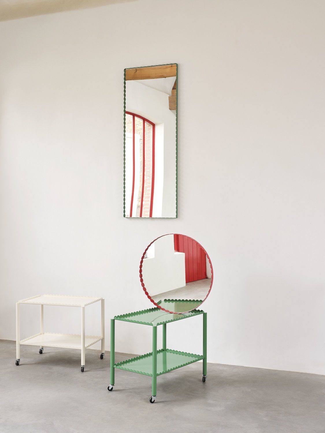 Rechteckiger Arcs Mirror Spiegel von Hay in Grün/Burgundy, stehend und hängend im minimalistischen Raum.