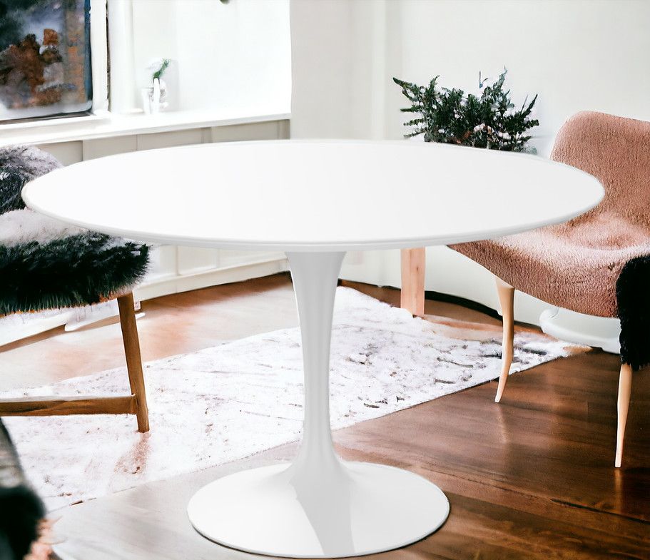 Weißer Saarinen Esstisch von Knoll International mit runder Tischplatte und zentralem Fuß im modernen Esszimmer.