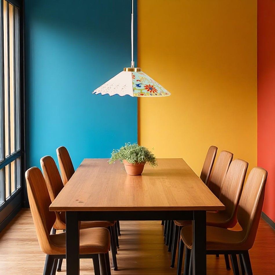 Hybrid Vepira Deckenleuchte von Seletti über Esstisch mit Stühlen und Pflanze, bunte Wand im Hintergrund.