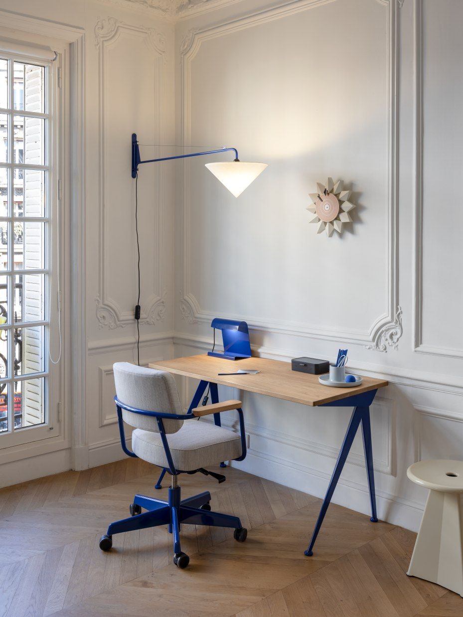 Vitra Hocker Tabouret Métallique im modernen Arbeitszimmer mit Schreibtisch, Stuhl und Lampe.