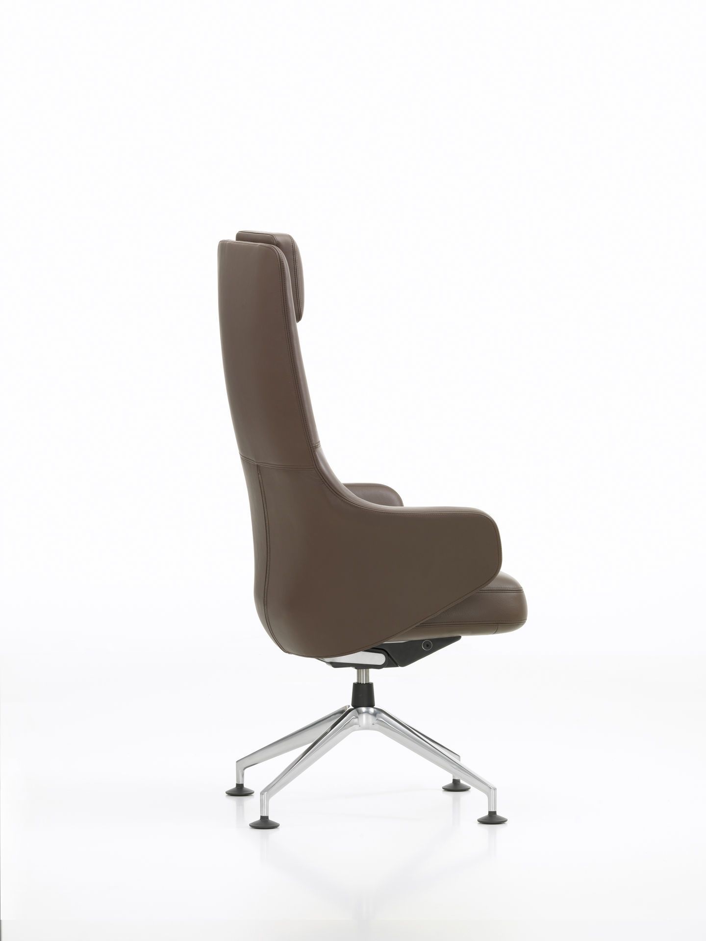 Brauner Vitra Konferenzstuhl mit hoher Rückenlehne und Chromfußkreuz, seitliche Ansicht. Bürostuhl für Executive Bereiche.
