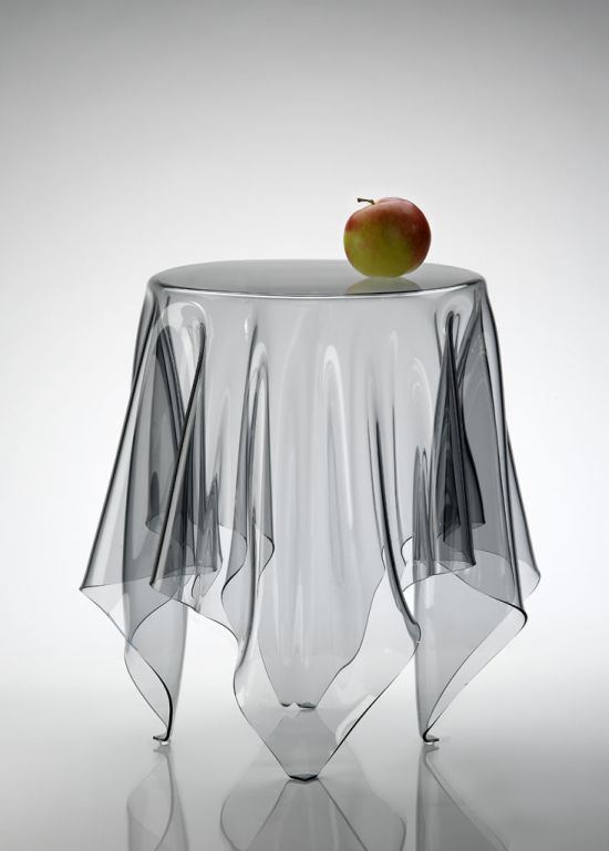 Essey Illusion Beistelltisch: Transparenter, kleiner Tisch mit Apfel, der wie mit Tuch bedeckt aussieht.