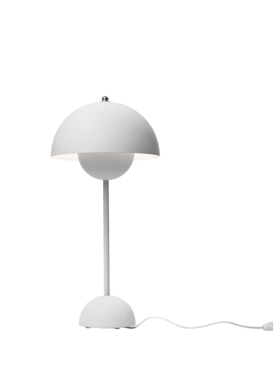 Weiße Flowerpot VP3 Tischleuchte von AndTradition, modernes Design mit halbrunden Lampenschirmen für stimmungsvolle Beleuchtung.