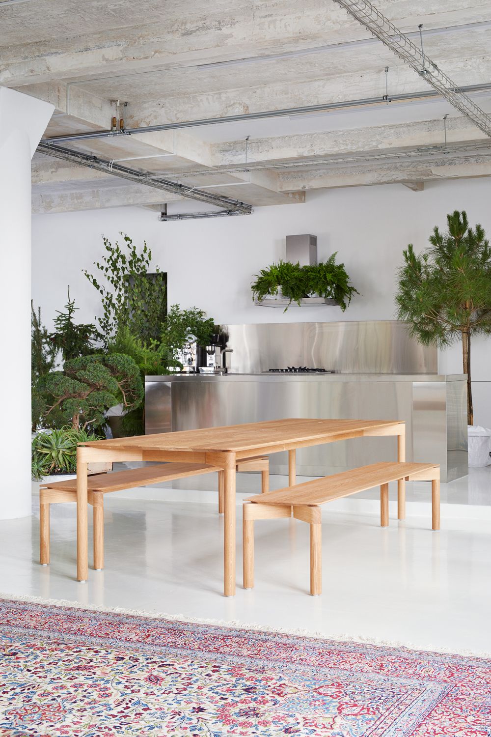 WEDEKIND Bank Large Out aus Eiche, gewachst, mit passendem Esstisch und Sitzbank im Interieur.