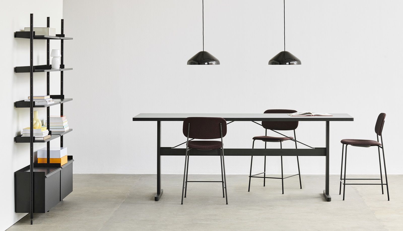 Minimalistisches Interieur mit Hay Soft Edge Barhockern in Braun an einem Esstisch.