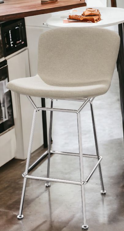 Bertoia Barhocker von Knoll International mit beigem Sitzpolster und verchromtem Stahlgestell.