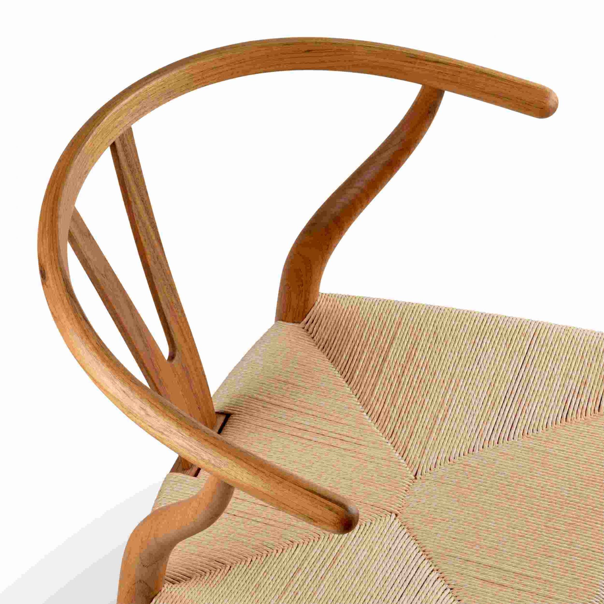 Detailaufnahme des CH24 Wishbone Chair Stuhls von Carl Hansen & Søn mit Teakholzrahmen und geflochtenem Sitz.