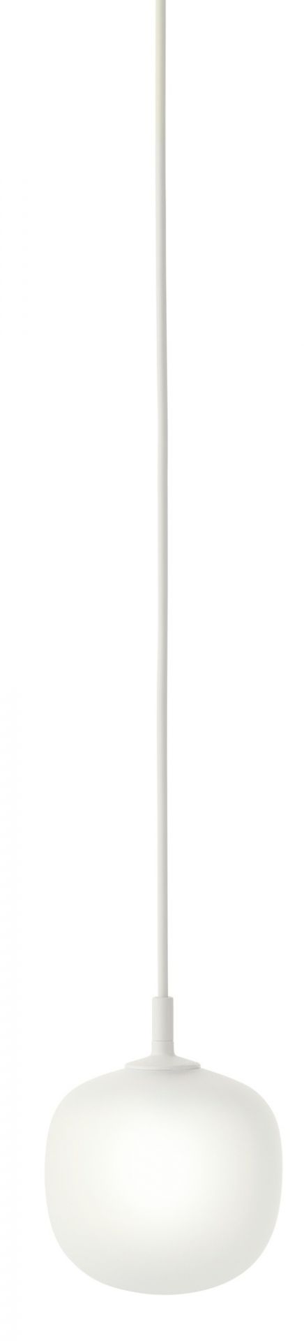 Weiße Rime Pendelleuchte von Muuto mit rundem Lampenschirm und Kabel. Moderne Hängelampe für Wohnraum.