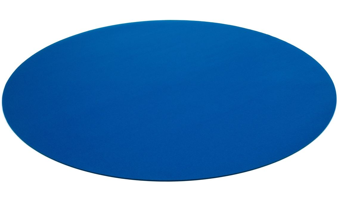 Blauer, runder Teppich Bigdot von HEY-SIGN by BWF Group, moderner Wollfilzteppich für Wohnzimmer und Kinderzimmer.