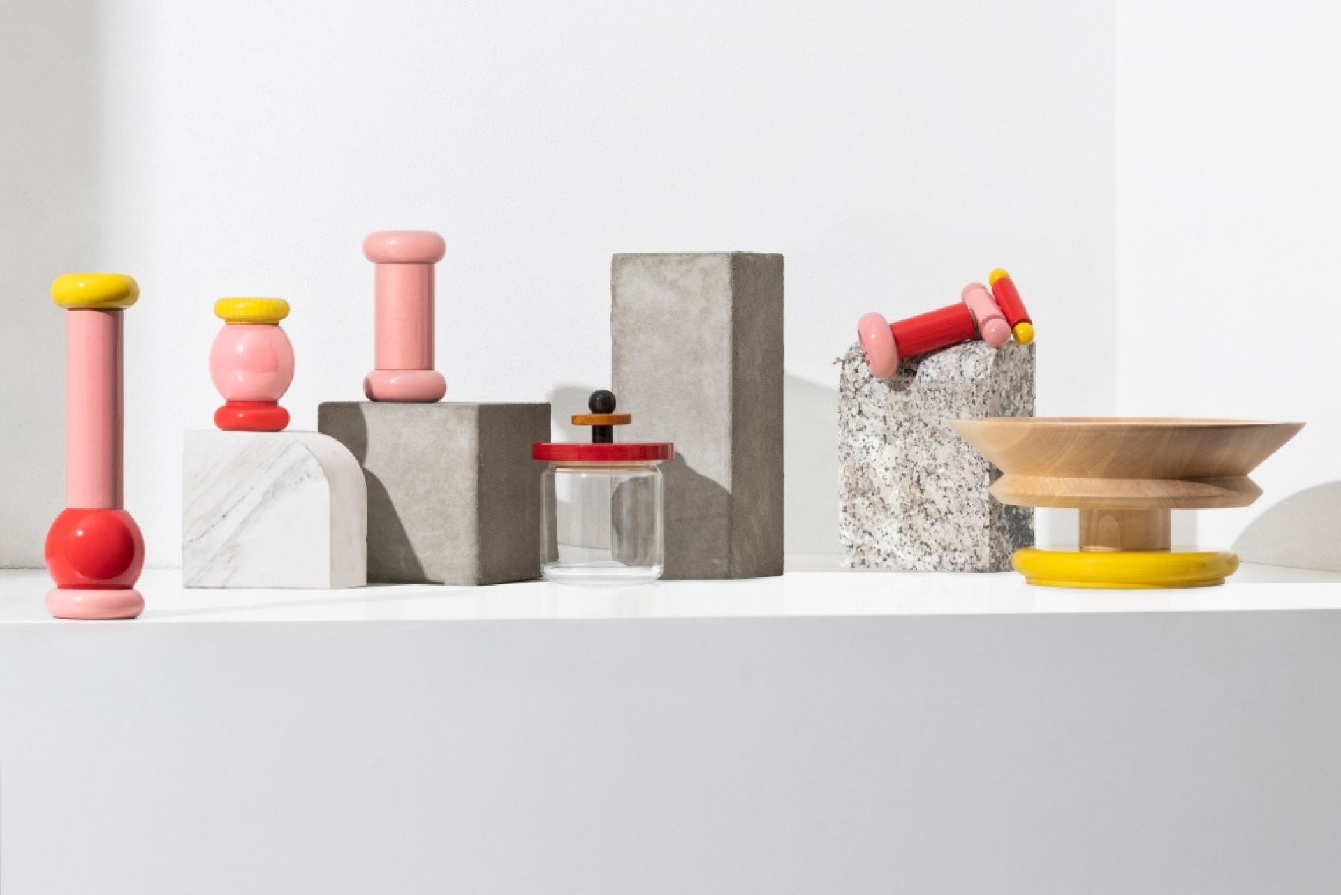 Alessi ES15 Schale aus Holz, Teil einer Kollektion mit geometrischen Formen und Farben.