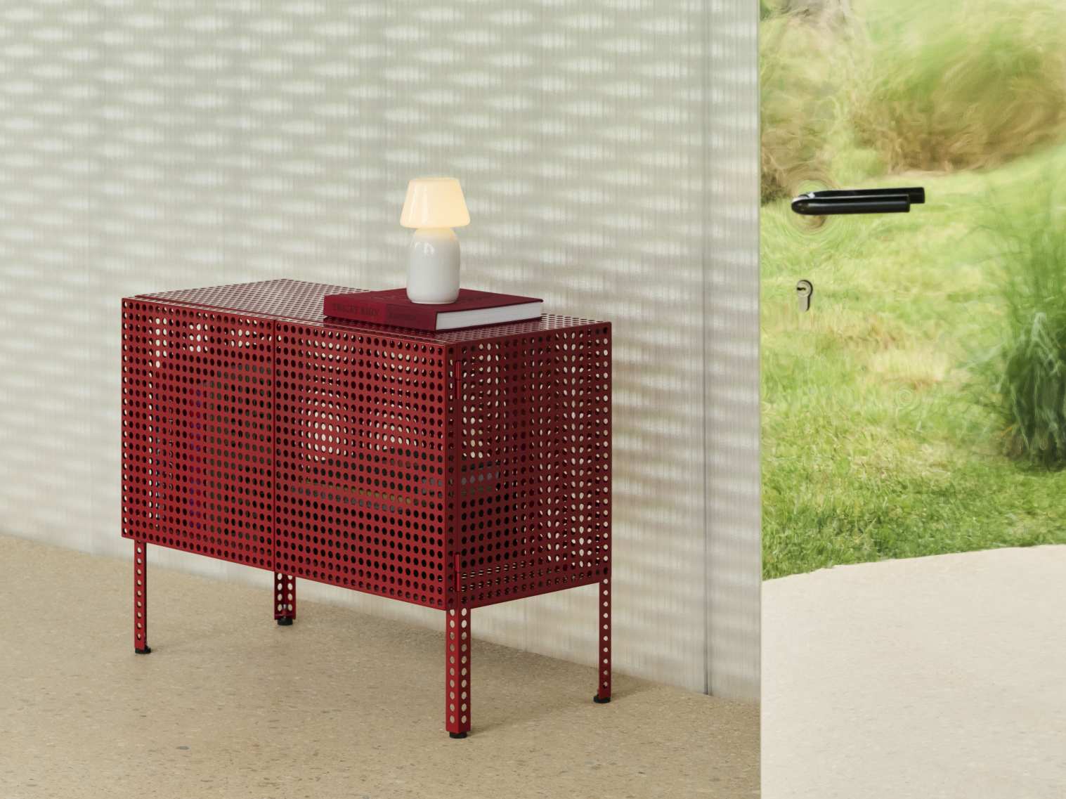 Roter Hay Perforated Cabinet Floor Small Sideboard mit Lampe und Buch im modernen Interieur.
