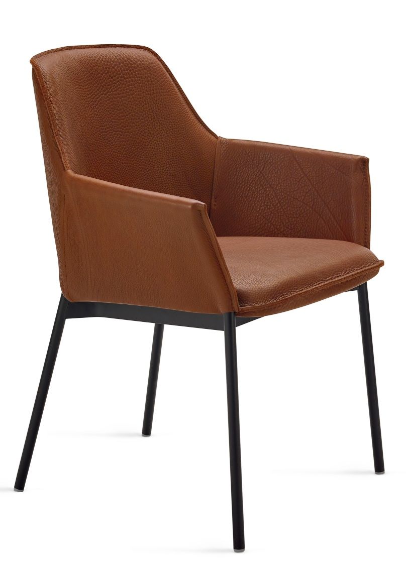 Grace Lounge Chair von Freifrau Manufaktur mit braunem Lederbezug und schwarzem Metallgestell, Frontansicht.