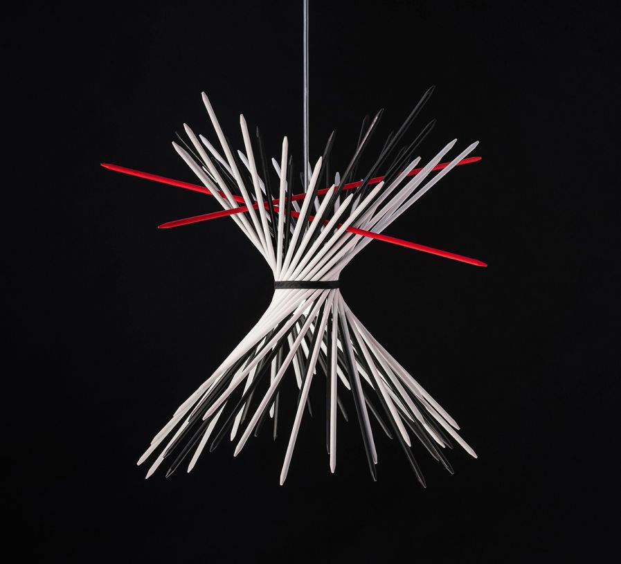 Pic-A-Stic Pendelleuchte von Ingo Maurer, moderne Designlampe mit weißen, schwarzen und roten Stäben.