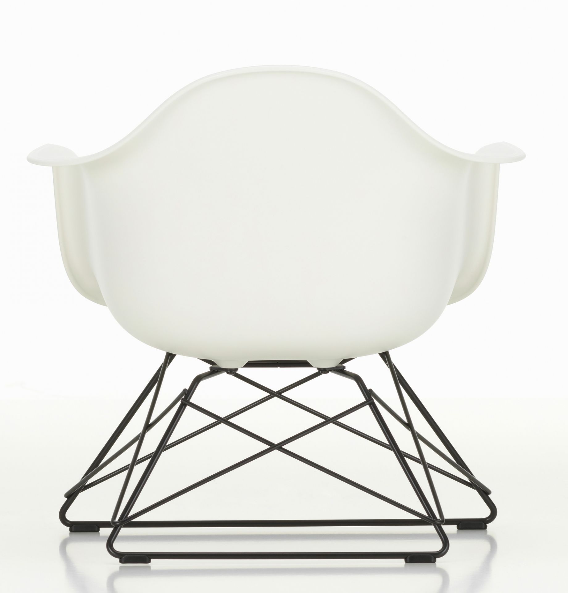 Rückansicht des weißen Eames Plastic Arm Chair LAR Stuhls von Vitra mit schwarzem Kufengestell.