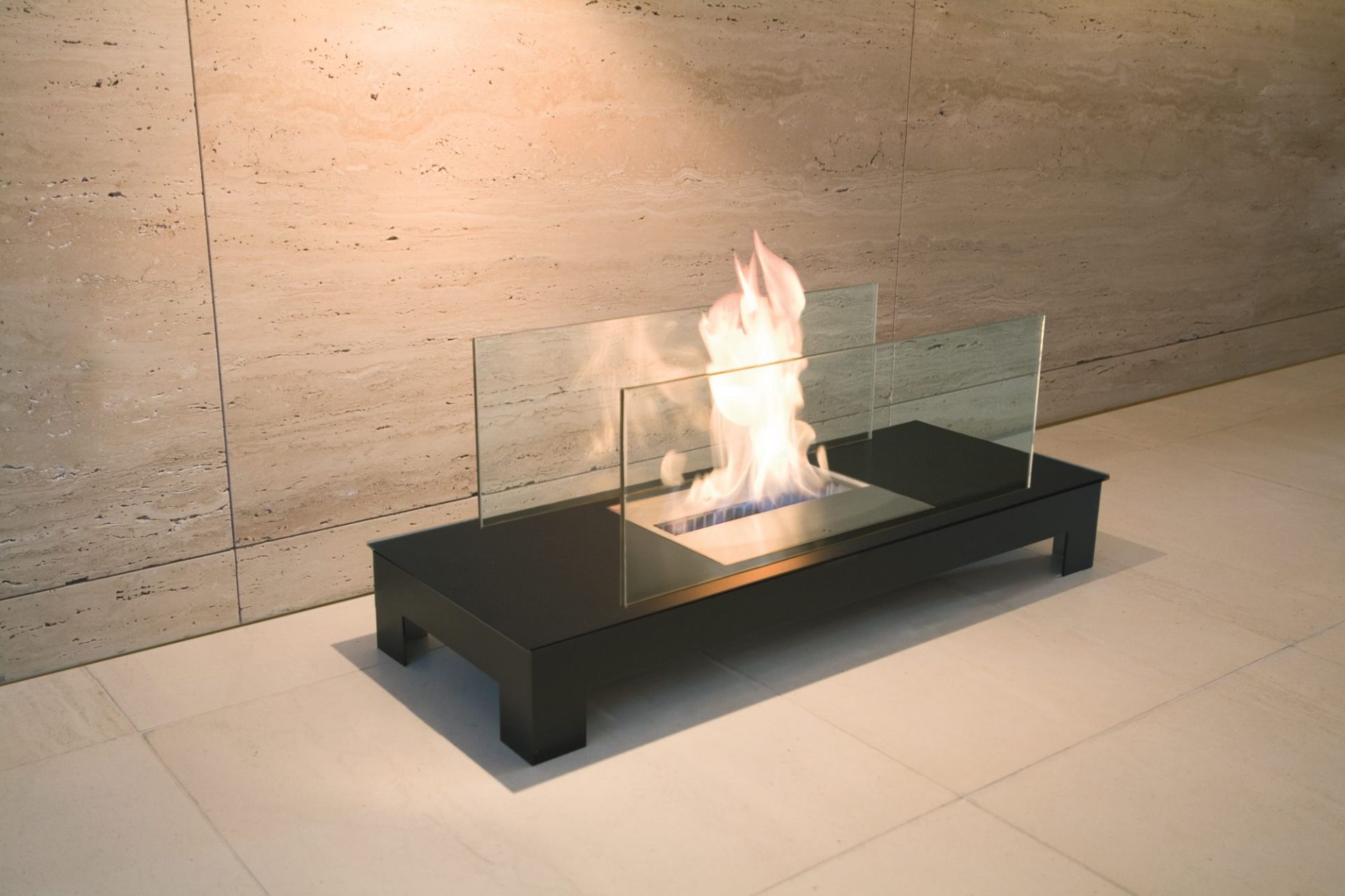 Floor Flame Ethanol Kamin: Schwarzer Tischkamin mit Glas und brennender Flamme.