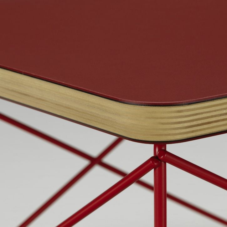 Detailaufnahme des Vitra LTR Beistelltischs in Ziegelrot, Linoleum-Tischplatte mit filigranem, roten Stahlgestell.