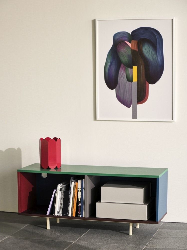 Colour Cabinet M Sideboard von Hay mit grüner Oberfläche und farbigen Fächern, Bücher und Deko.