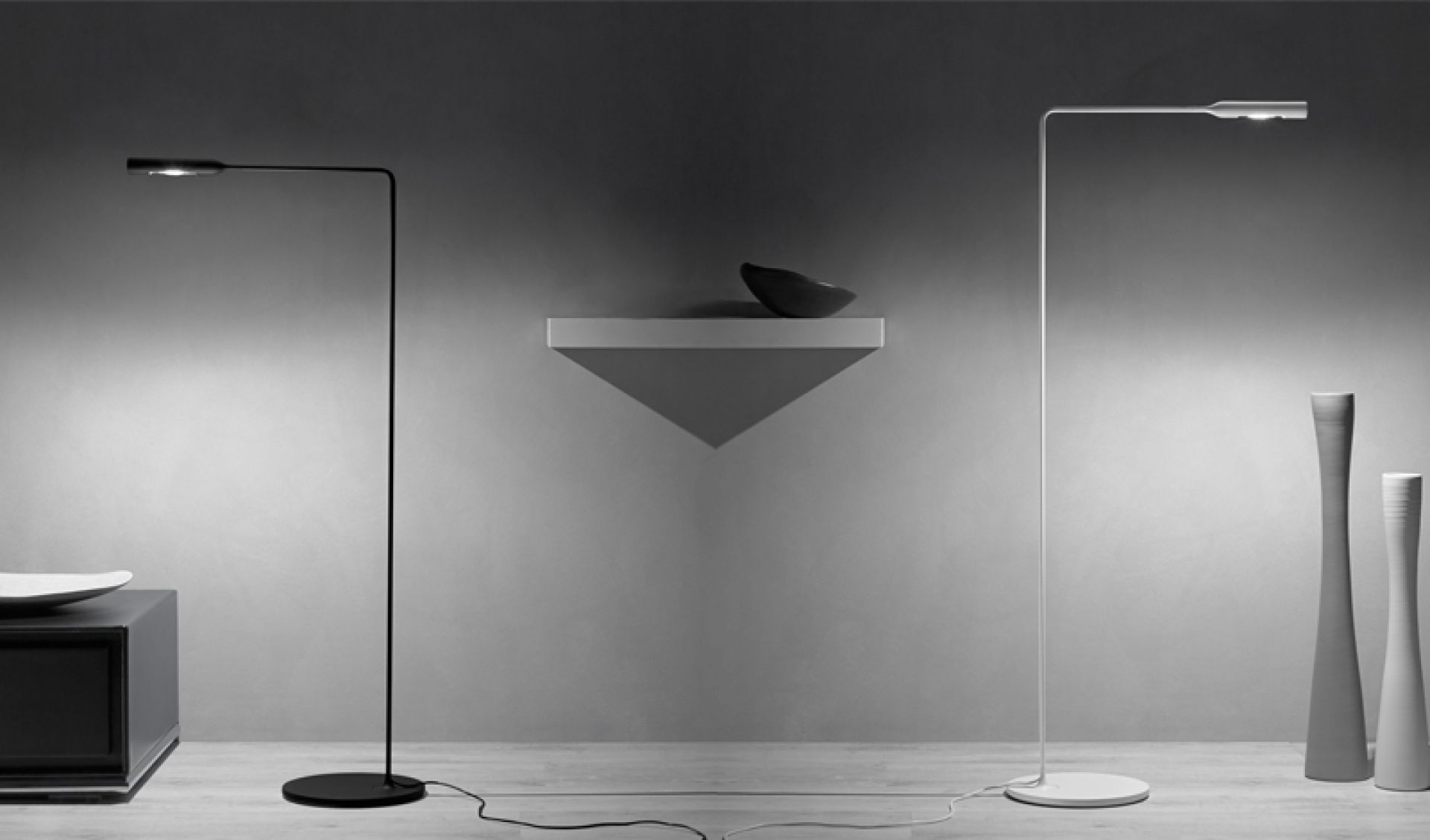 Schwarze und weiße Flo Lounge Stehleuchte Lumina im minimalistischen Interieur, modernes Design.