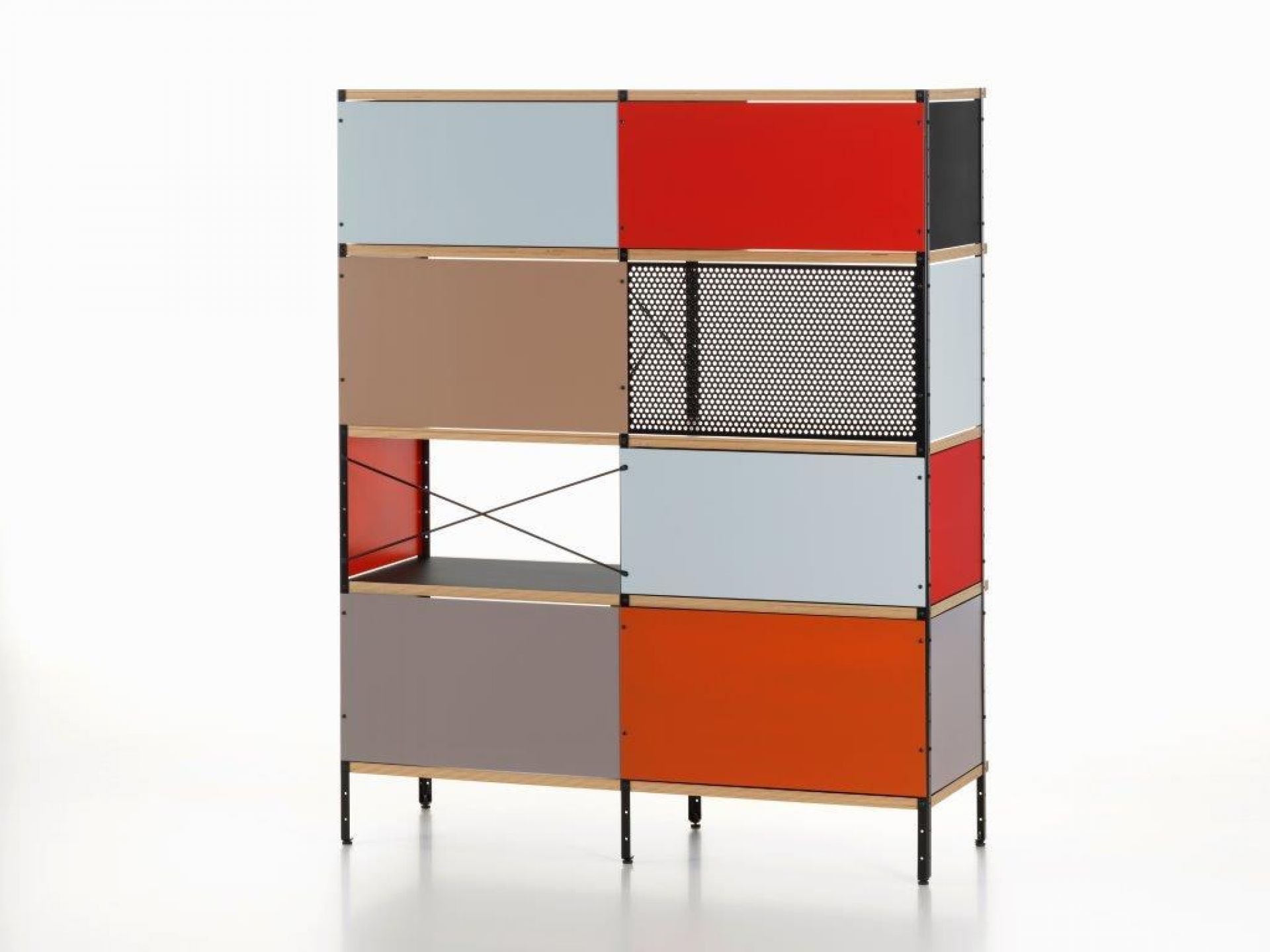Eames Storage Unit (ESU) Bücherregal von Vitra mit farbigen Paneelen und schwarzem Metallrahmen.