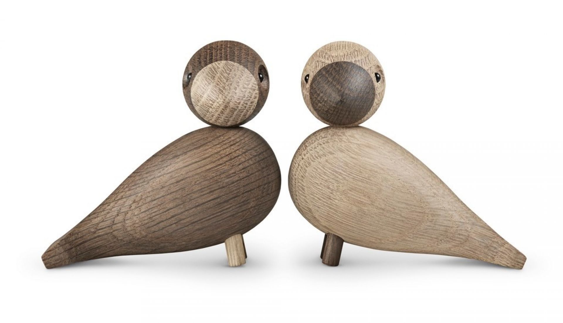 Kay Bojesen Lovebirds Holzfiguren, zwei dekorative Holz-Vögel in hellbraun und dunkelbraun.
