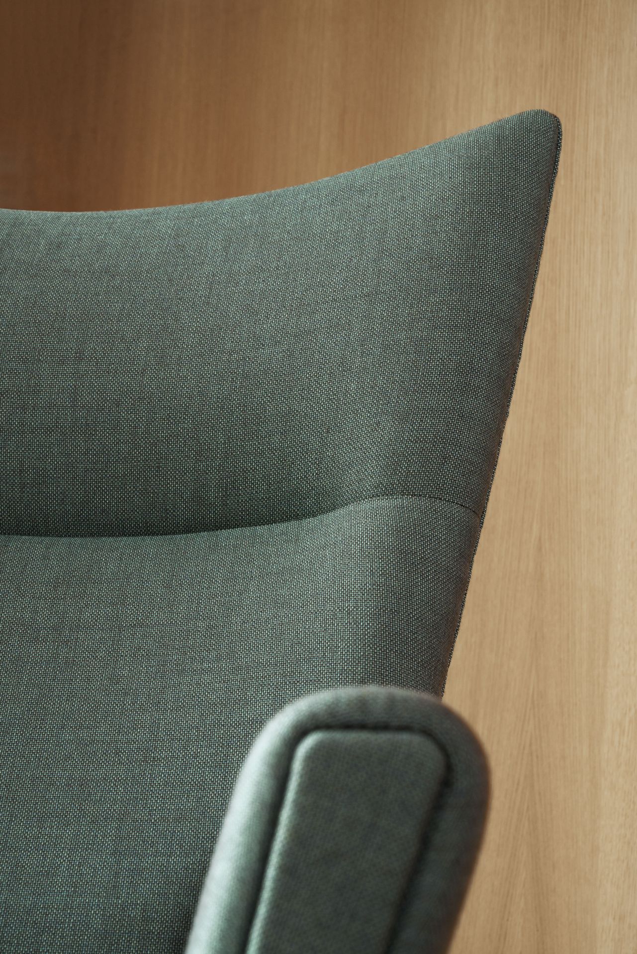 Detailaufnahme des CH445 Wing Chair von Carl Hansen, grauer Stoffbezug, Designklassiker Sessel.